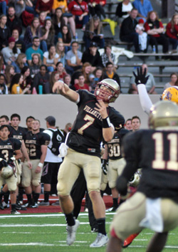 Dean Leads Fourth Quarter Rally, as Bearcats Surge Past Boxers, 21-17