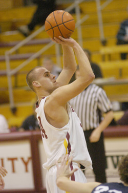 Mounts Scores 22 Points, as Bearcats Hold Off Alumni, 82-74