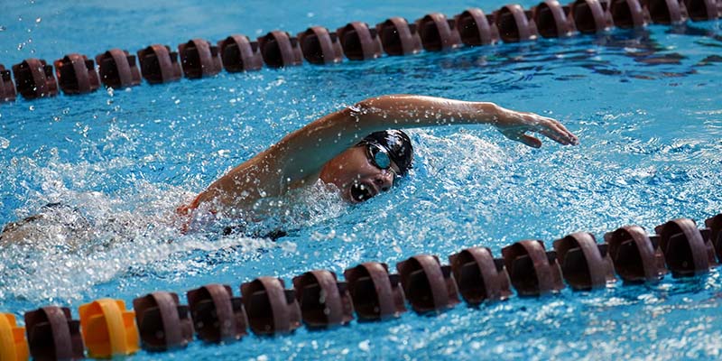 Alayna Kisiday swims freestyle for Willamette.