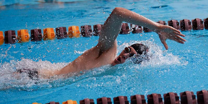 Julius Wilhelmi swims freestyle for Willamette.