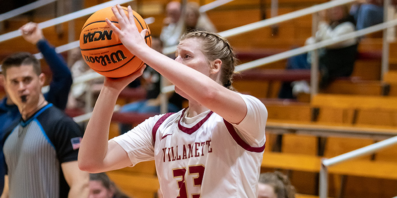 Elyse Waldal prepares to take a 3-point shot.